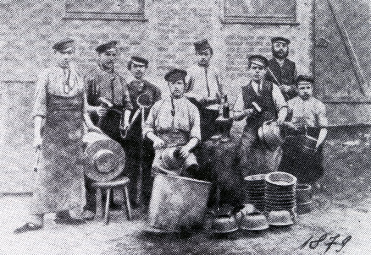 Die wohl ersten Industriearbeiter in Oelde arbeiteten im Stanz- und Emaillierwerk W.& H. Frieling; Aufnahme aus dem Jahre 1879)