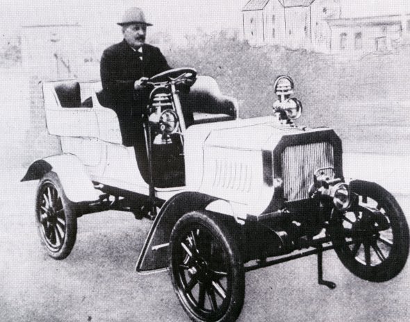 Franz Ramsohl auf dem Motorwagen "Westfalia"; Aufnahme um 1910 Franz Ramsohl auf dem Motorwagen "Westfalia"; Aufnahme um 1910