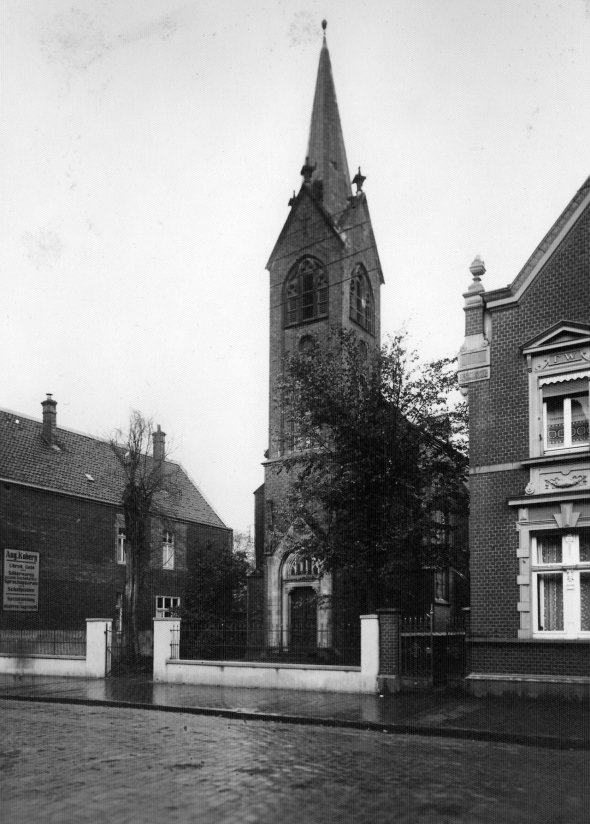 Ev. Stadtkirche mit der früheren Mauereingrenzung Ev. Stadtkirche mit der früheren Mauereingrenzung