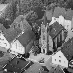 Ev. Stadtkirche mit dem dahinter liegenden Pfarrhaus (dieses wurde später abgerissen