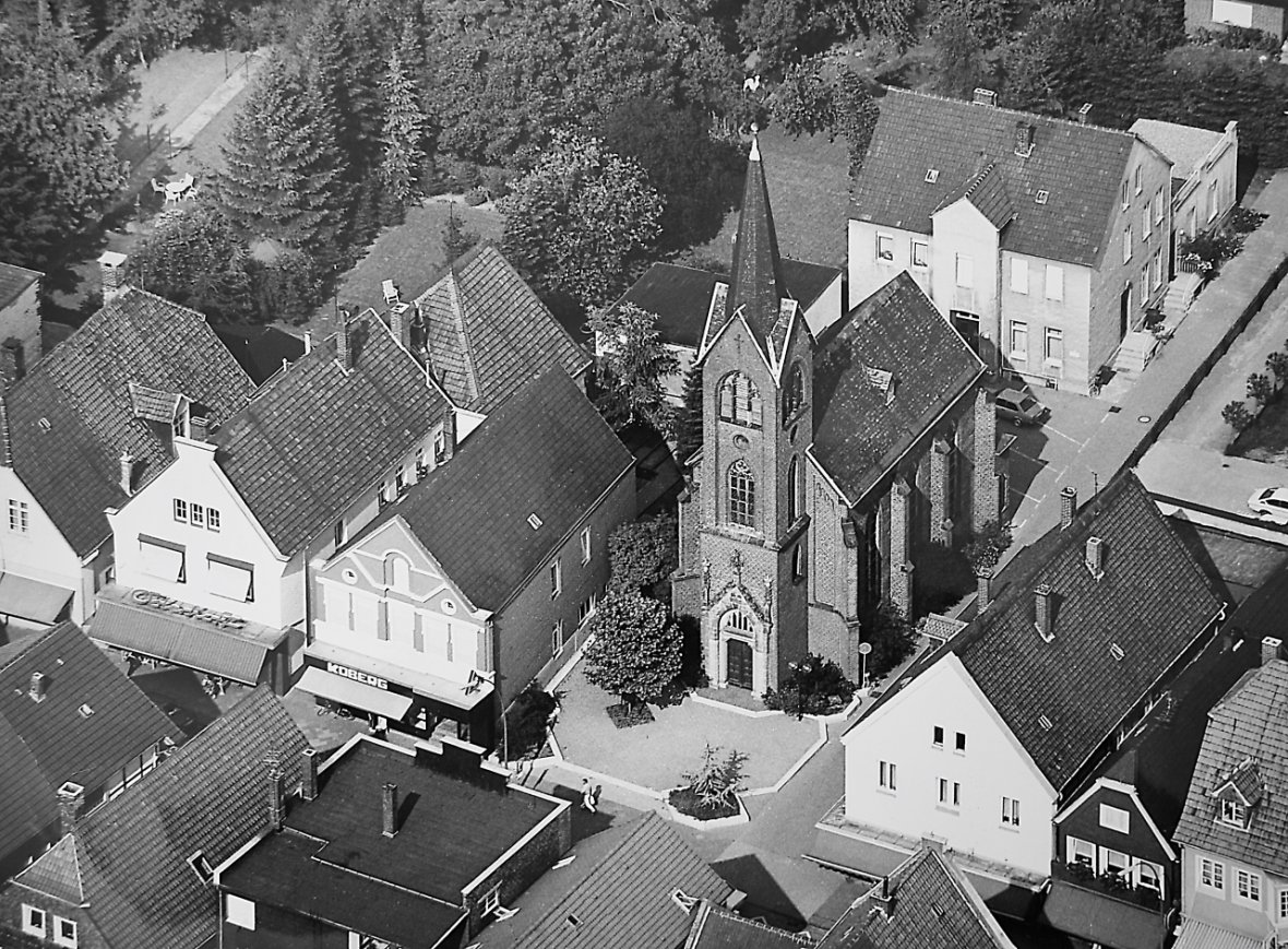 Ev. Stadtkirche mit dem dahinter liegenden Pfarrhaus (dieses wurde später abgerissen