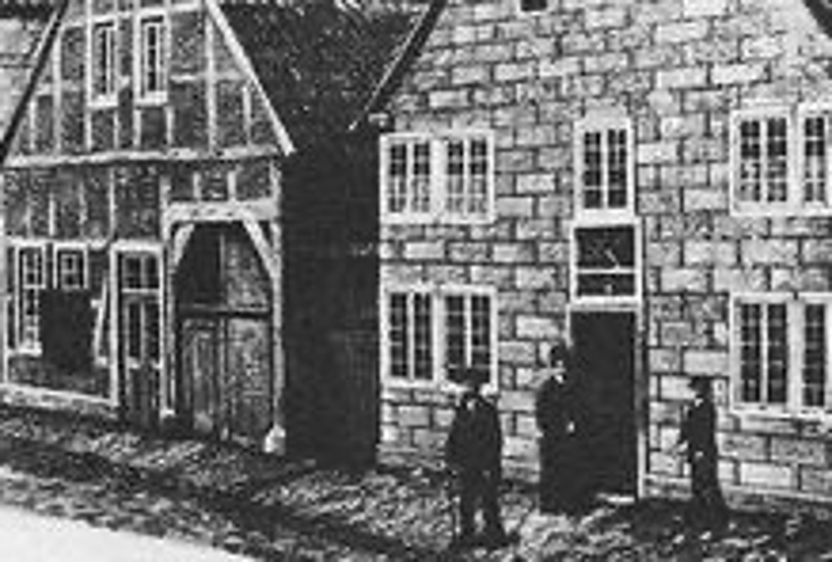 Ganz rechts: Ehem. Synagoge und jüdische Schule; heute Ruggestraße 10