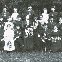 1921: Throngesellschaft  mit dem Ehepaar Weinberg (erste Reihe, rechts)