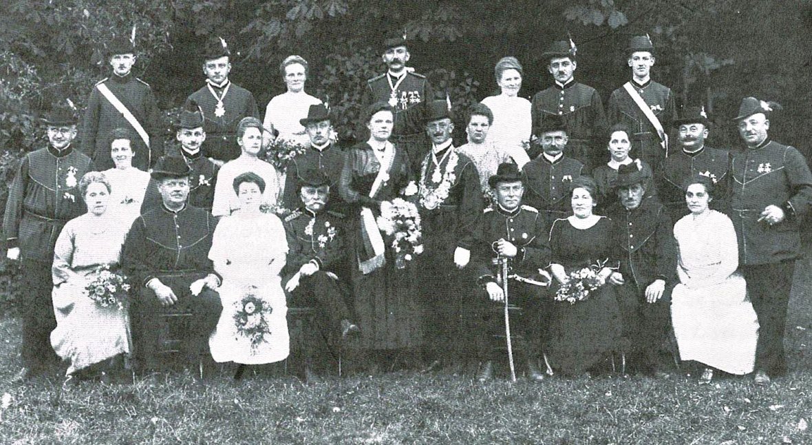 1921: Throngesellschaft  mit dem Ehepaar Weinberg (erste Reihe, rechts)