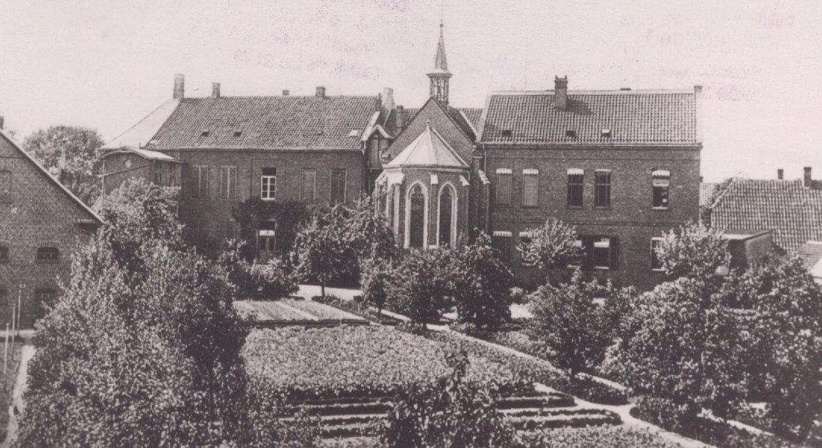 Blick auf den Garten und die Rückseite des Marienhospitals (Blick aus östlicher Sicht auf das Gebäude, das seinerzeit an der Geiststraße gegenüber dem Hotel Mühlenkamp stand) Blick auf den Garten und die Rückseite des Marienhospitals (Blick aus östlicher Sicht auf das Gebäude, das seinerzeit an der Geiststraße gegenüber dem Hotel Mühlenkamp stand)