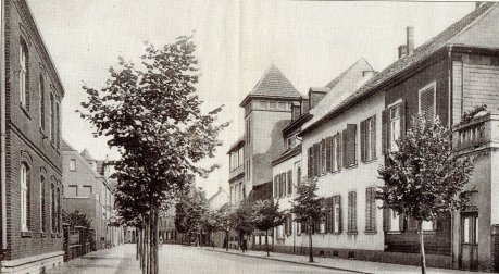 1895 erhält das Marienhospital einen Erweiterungsbau entlang der Geiststraße.  