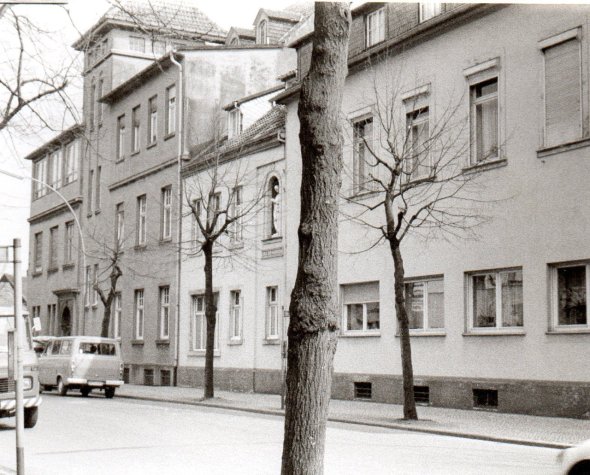 In einer Gebäudenische in der Außenfront zur Geiststraße hin erhielt eine Marien-Statue ihren Platz. In einer Gebäudenische in der Außenfront zur Geiststraße hin erhielt eine Marien-Statue ihren Platz.