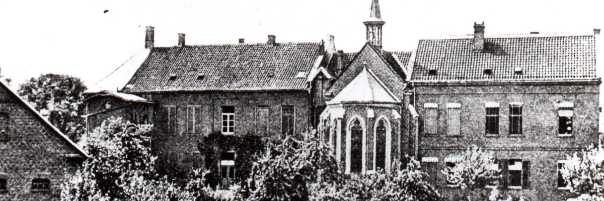 Am 26.09.1901 wird der Anbau der Krankenhauskapelle feierlich eingeweiht  (Blick vom Krankenhausgarten)