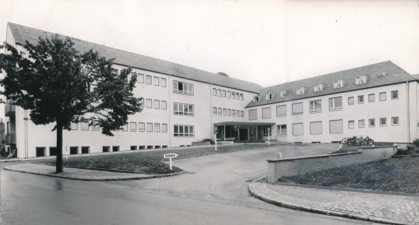 1956 wurde der Bau des Nord-Süd-Trakts fertiggestellt. 1956 wurde der Bau des Nord-Süd-Trakts fertiggestellt.