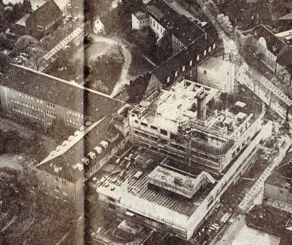 1975: Das neue Krankenhausgebäude entsteht, die Altbauten sind noch vorhanden 1975: Das neue Krankenhausgebäude entsteht, die Altbauten sind noch vorhanden