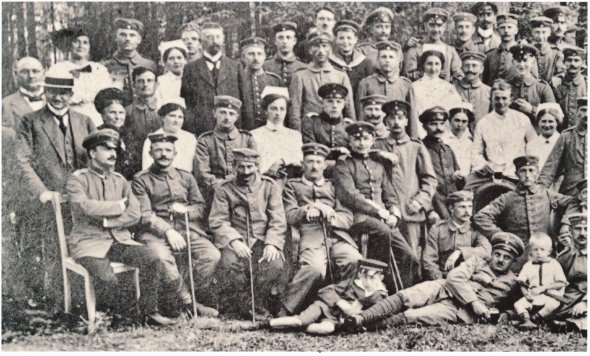 Auf dem Bild Schwestern im Kreise der gepflegten Soldaten, vorne ganz links sitzend Erich Haver, dem die Leitung des Lazaretts übertragen worden war. Das Kind vorne rechts zeigt Joseph Holterdorf, den späteren Verleger der Glocke. Auf dem Bild Schwestern im Kreise der gepflegten Soldaten, vorne ganz links sitzend Erich Haver, dem die Leitung des Lazaretts übertragen worden war. Das Kind vorne rechts zeigt Joseph Holterdorf, den späteren Verleger der Glocke.