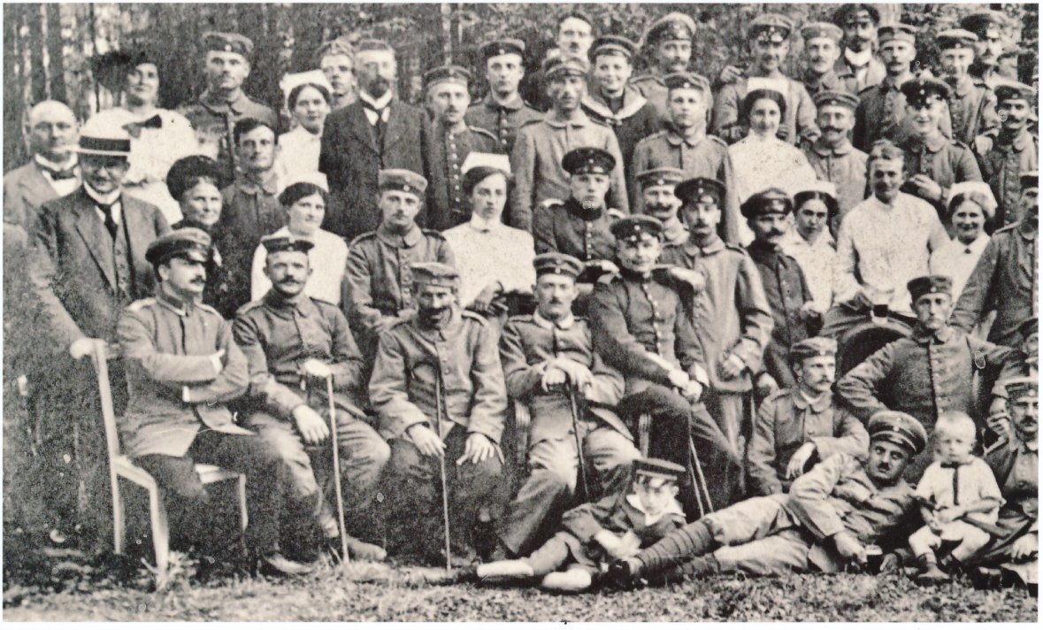 Auf dem Bild Schwestern im Kreise der gepflegten Soldaten, vorne ganz links sitzend Erich Haver, dem die Leitung des Lazaretts übertragen worden war. Das Kind vorne rechts zeigt Joseph Holterdorf, den späteren Verleger der Glocke. 