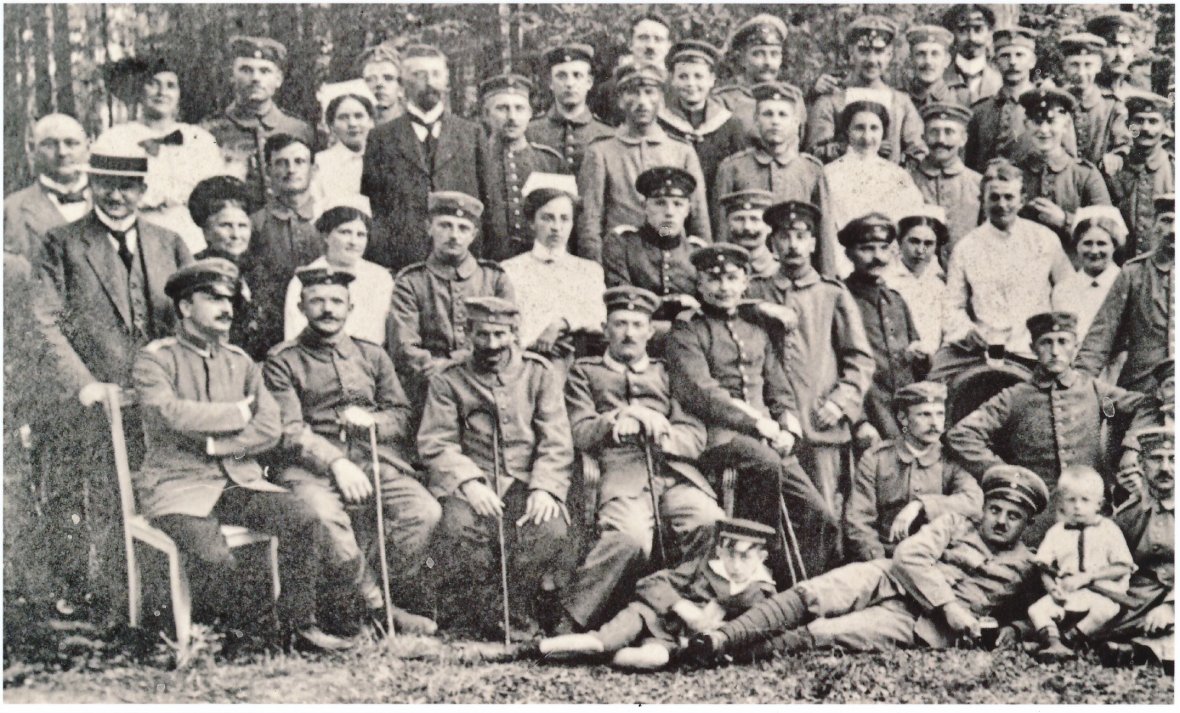Auf dem Bild Schwestern im Kreise der gepflegten Soldaten, vorne ganz links sitzend Erich Haver, dem die Leitung des Lazaretts übertragen worden war. Das Kind vorne rechts zeigt Joseph Holterdorf, den späteren Verleger der Glocke. Auf dem Bild Schwestern im Kreise der gepflegten Soldaten, vorne ganz links sitzend Erich Haver, dem die Leitung des Lazaretts übertragen worden war. Das Kind vorne rechts zeigt Joseph Holterdorf, den späteren Verleger der Glocke.