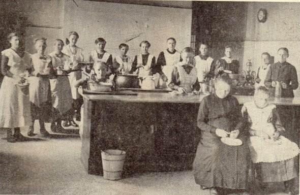 1919 richteten die Clemensschwestern im Marienhospital eine Lehrküche ein. 1919 richteten die Clemensschwestern im Marienhospital eine Lehrküche ein.