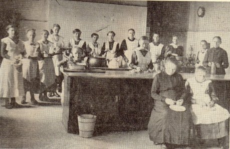 1919 richteten die Clemensschwestern im Marienhospital eine Lehrküche ein.
