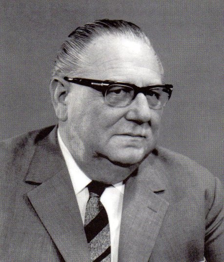 Chefarzt Dr. med. Anton Dissen; trieb die Entwicklung vom Beleg- zum Fachkrankenhaus voran