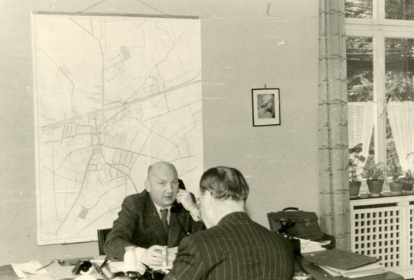 Amtsdirekter Bernhard Rest und Kämmerer Martin Mandelartz im Jahre 1952