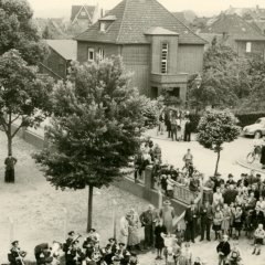 1953: Vermutlich Besucher des Richtfestes für die neue Feuerwache an der Overbergstraße