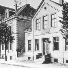 1892: Das neue Rathaus in der Bahnhofstraße wird bezogen. 