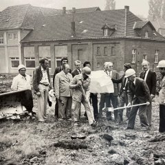 09.09.1980: Bürgermeister Alexander Erdland (am Spaten rechts) vollzieht den Spatenstich zum Bau des neues Rathauses; im Hintergrund das Bürgerhaus