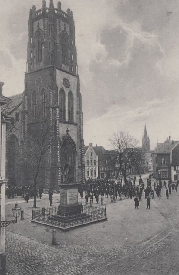 Die St. Johannes-Kirche mit dem Kriegerdenkmal im Vordergrund (heute am Hermann-Johenning-Platz)