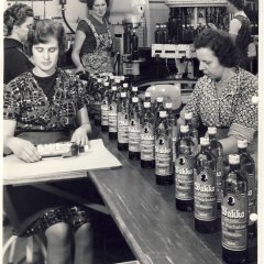 1950-er Jahre: Etikettierung in der Brennerei Schwarze