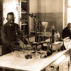 1950-er Jahre: Labor und Qualitätssicherung in der Brennerei Schwarze