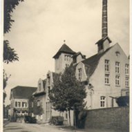 Historische Ansicht der Produktionsstätte Schwarze mit Herrenhaus im Hintergrund